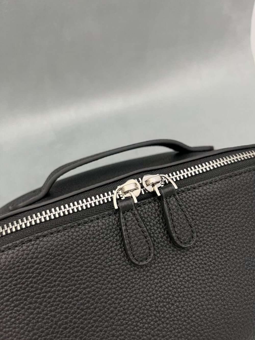 Metro Cosmetic Case in Black - 100% full-grain cowhide leather - Picture 4 of 9